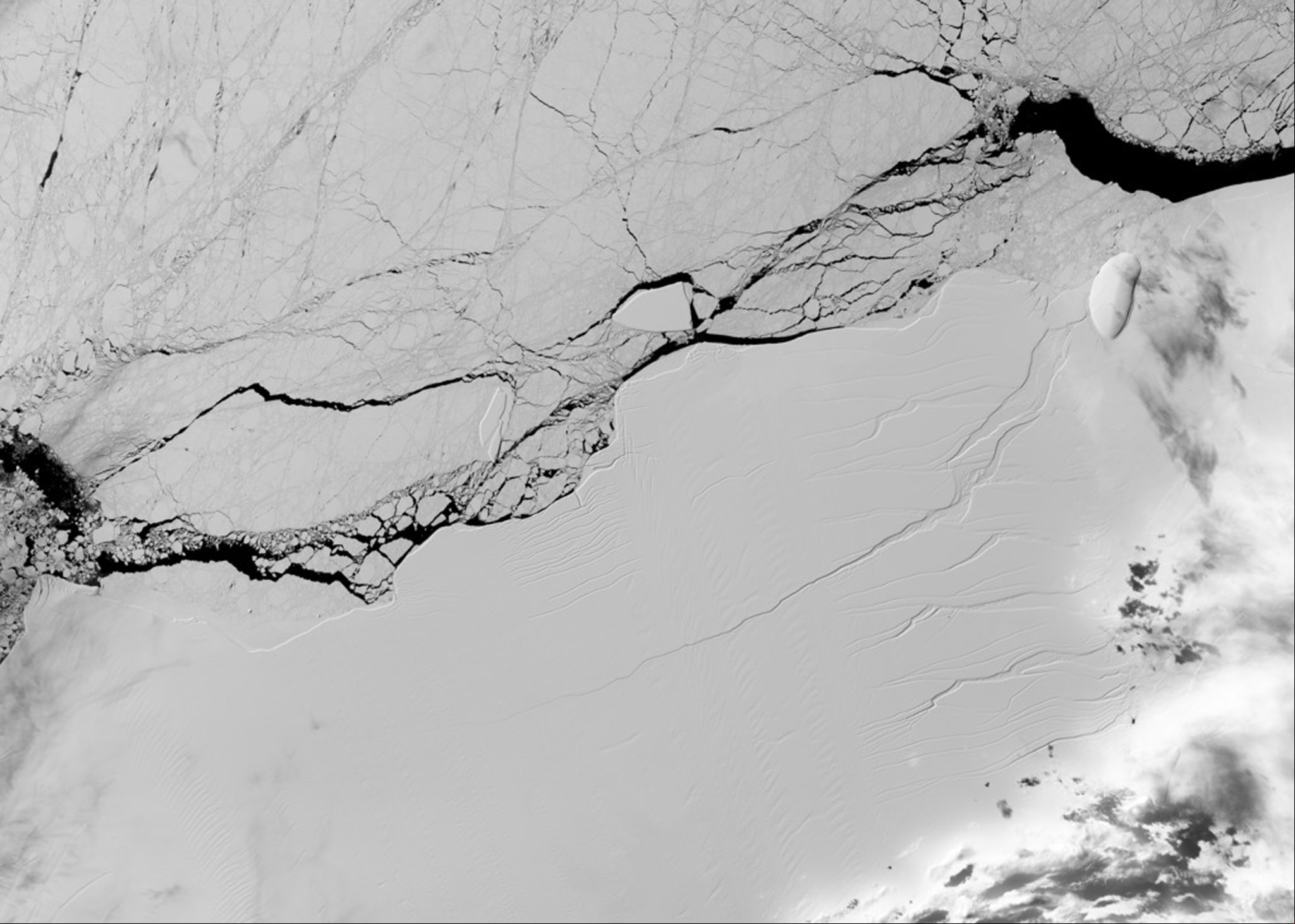 Imagem de divulgação da Nasa mostra uma das rachaduras na barreira de gelo Larsen C, que se desprendeu na Antártida