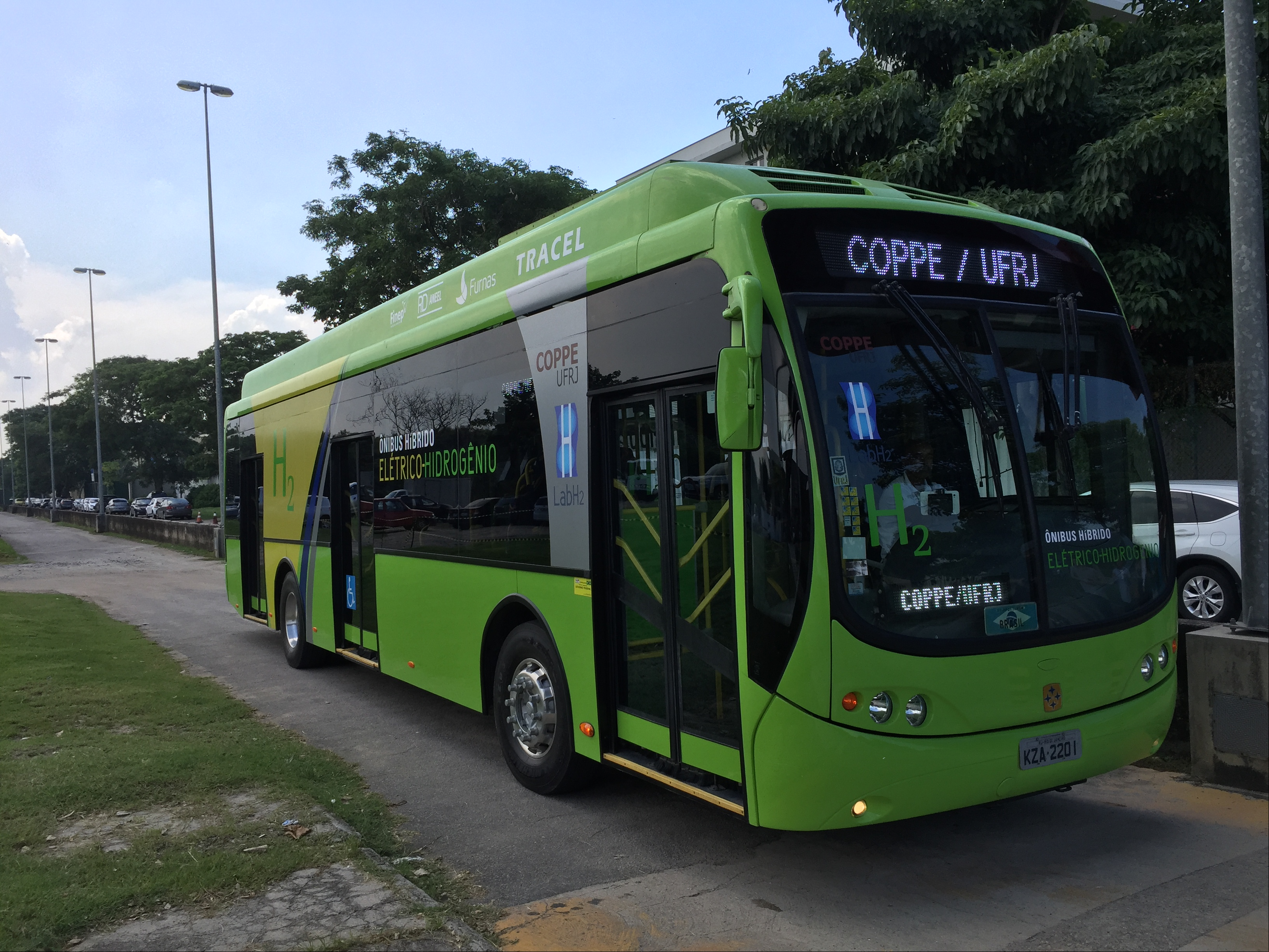 Rio de Janeiro - Ministro da Ciência, Tecnologia e Inovação, Celso Pansera, visita ônibus ecológico, movido a energia e hidrogênio, que será usado por atletas nos Jogos Olímpicos de 2016 (Cristina Indio do Bras