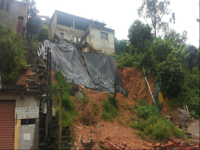 São Paulo A cidade de São Paulo está em estado de atenção para alagamentos. Na foto, deslizamento em Francisco Morato (Defesa Civil/SP)