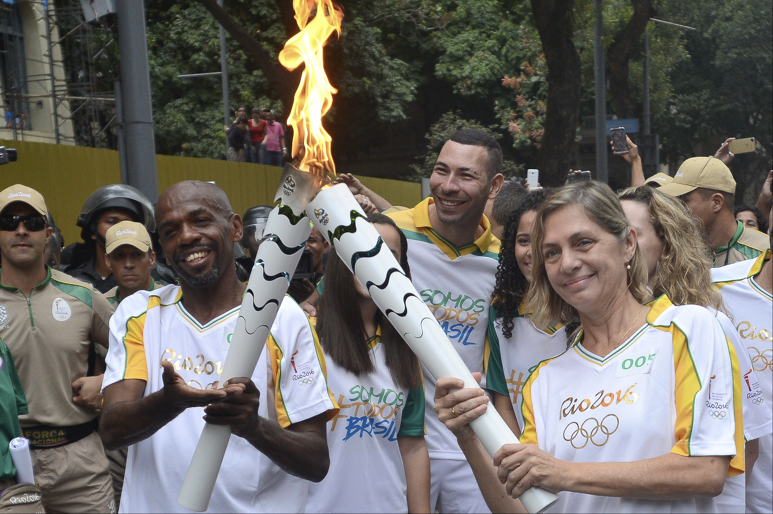 Rio de Janeiro - Três meses após chegar ao Brasil, a chama olímpica chega à cidade do Rio de Janeiro. Nas proximidades do Theatro Municipal, a atriz Carla Camurati recebe a tocha. (Tânia Rêgo/Agência Brasil)