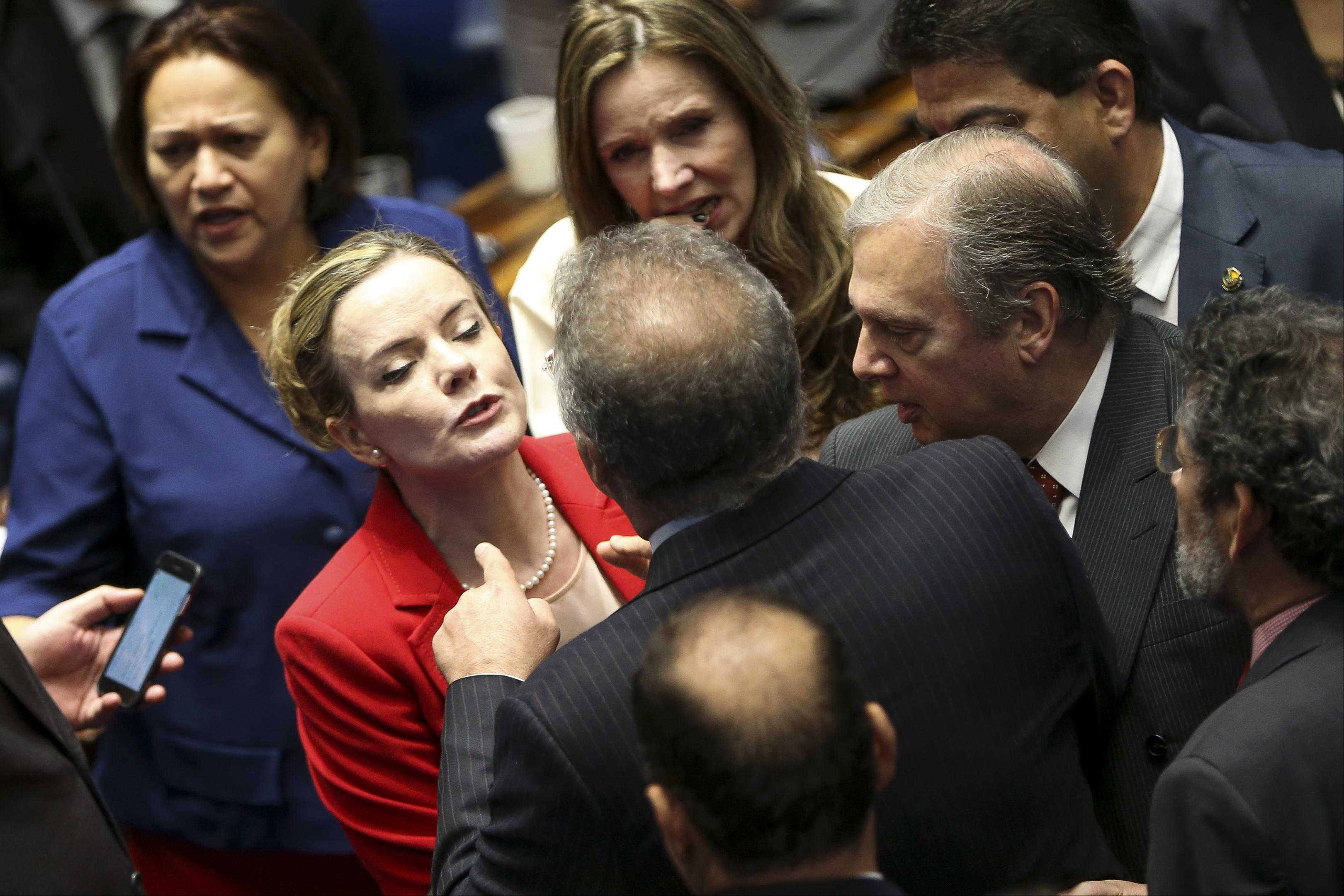 Brasília - Confusão entre os senadores Gleisi Hoffmann, Lindbergh Farias e o presidente do Senado, Renan Calheiros, durante o segundo dia de julgamento do impeachment da presidenta afastada Dilma Rousseff (Marcelo Ca