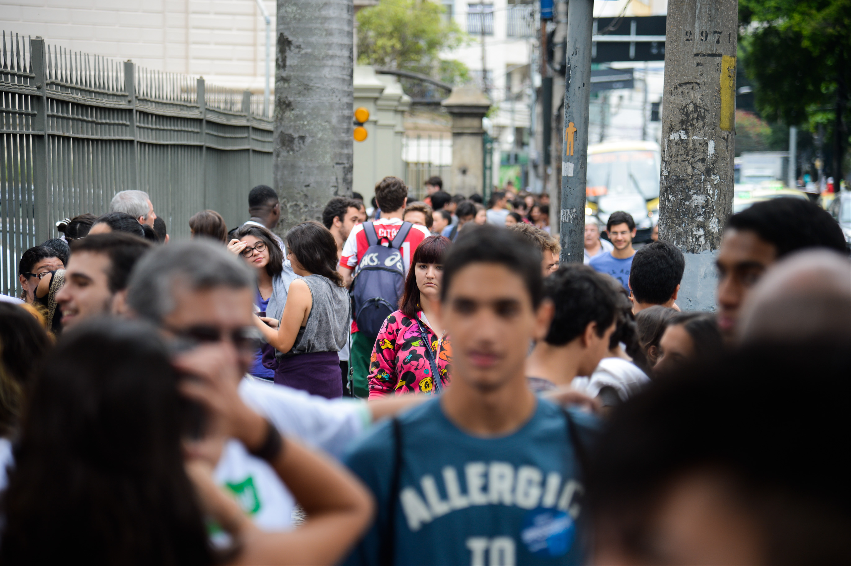 Rio de Janeiro - Estudantes chegam ao Colégio Santo Inácio, em Botafogo, zona sul da capital fluminense, para o segundo dia de provas do Enem 2016. (Tomaz Silva/Agência Brasil)