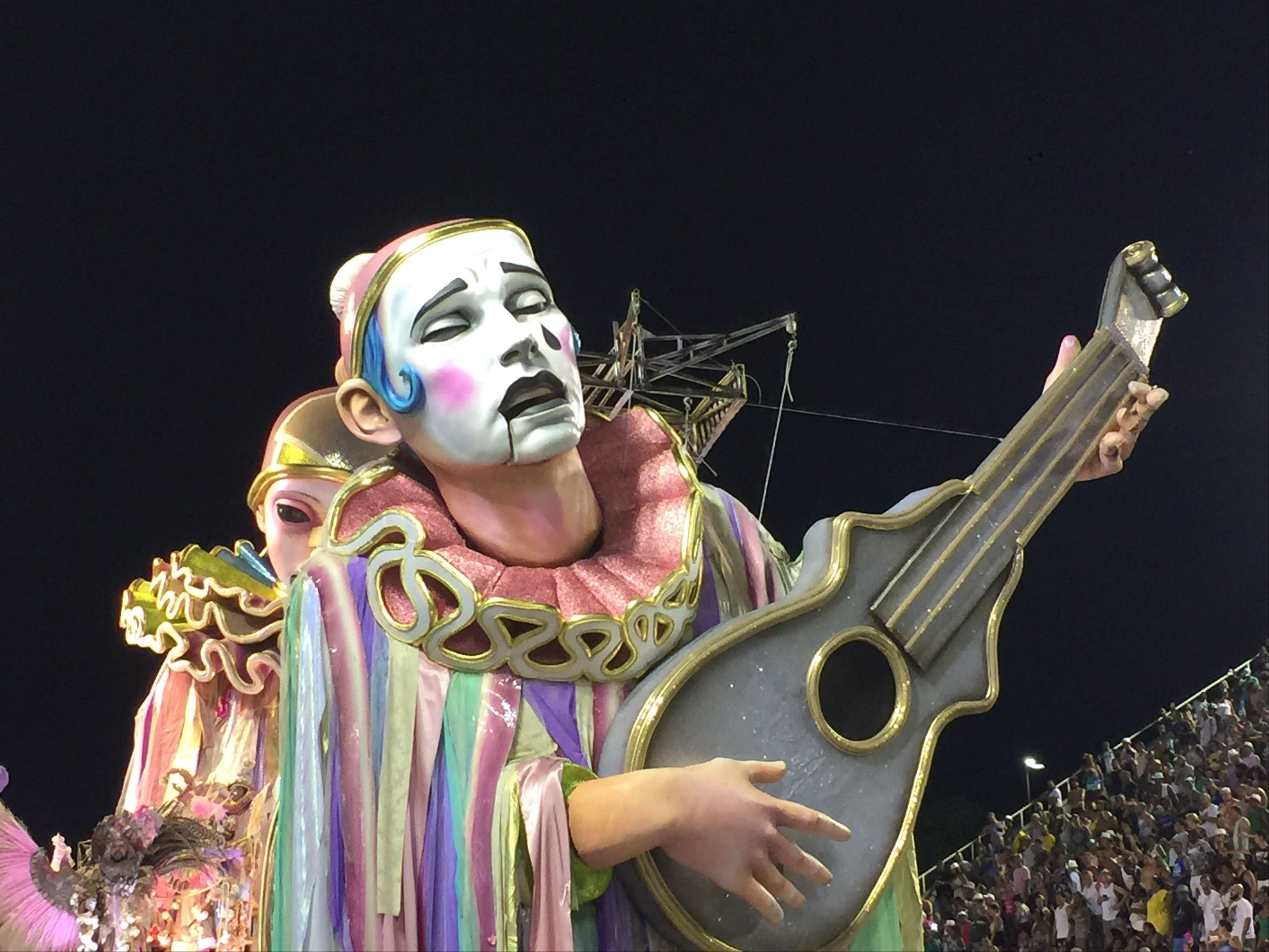 Rio de Janeiro - Detalhe da alegoria Mangueira, Pouco me importam o brilho e a renda, no primeiro dia de apresentações do Grupo Especial das Escolas de Samba do Rio, na Sapucaí (Cristina Indio do Brasil/Agência Brasil)