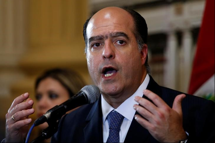 Líder opositor venezuelano Julio Borges fala a jornalistas em Lima, no Peru