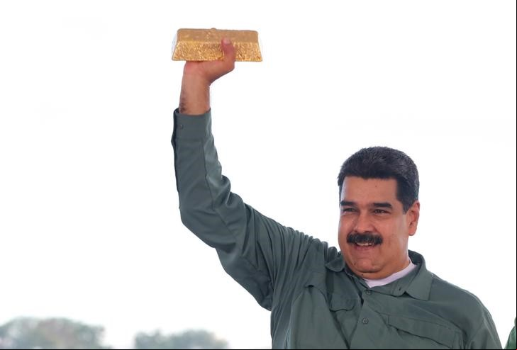 Maduro segura barra de ouro durante reunião com setor de mineração