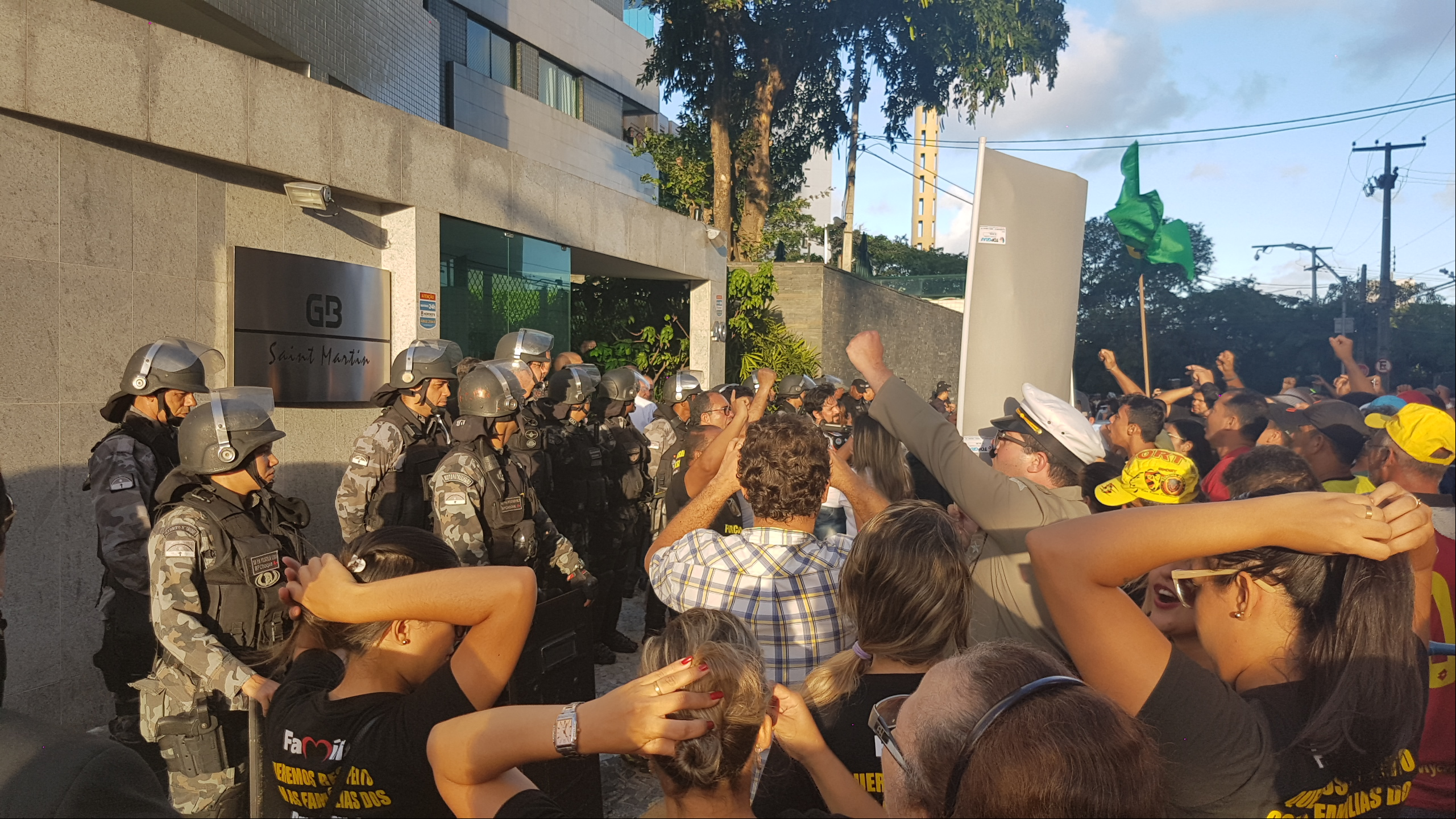 Policiais pernambucanos protestam em frente à casa do governador do estado, Paulo Câmara