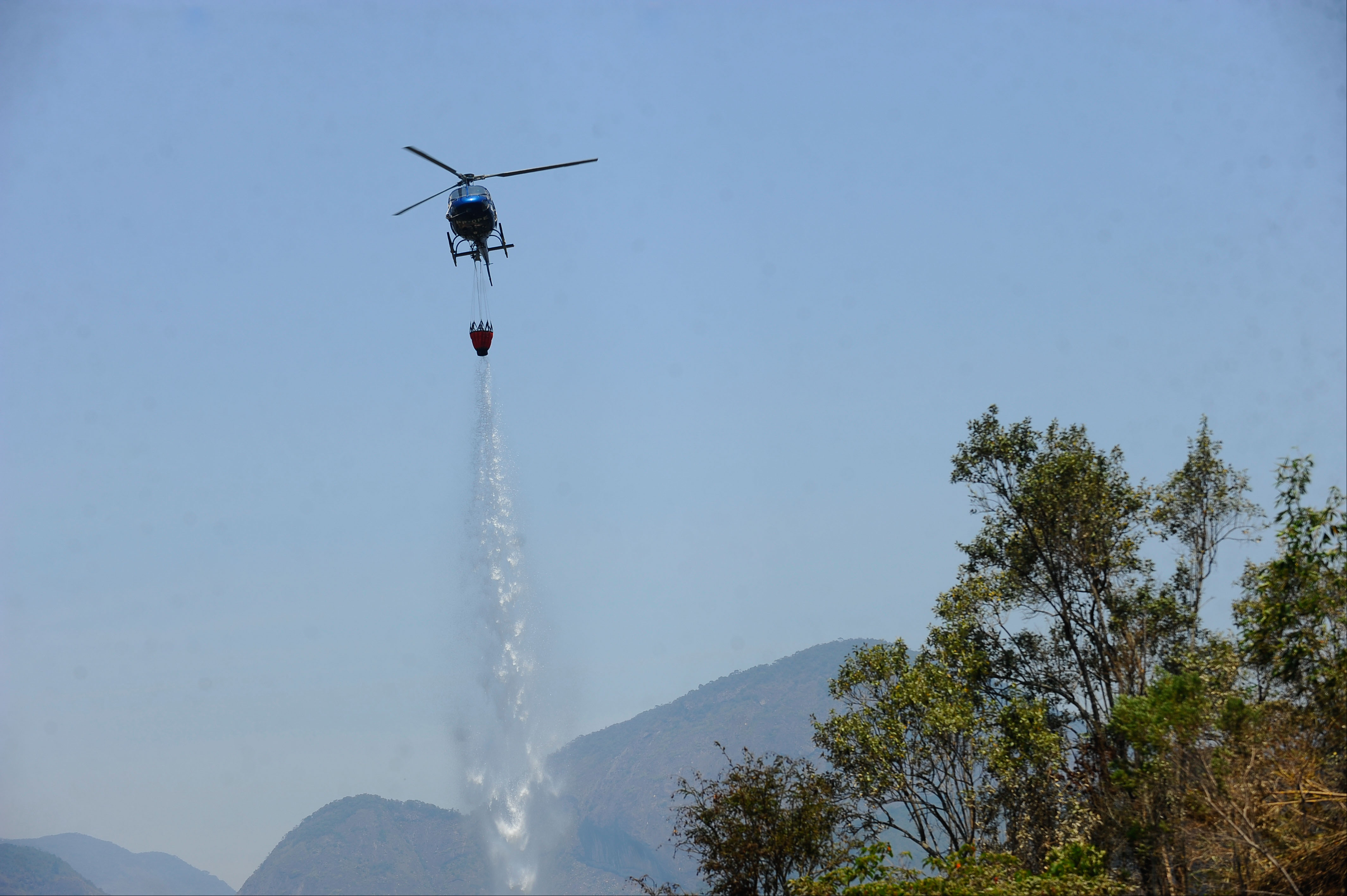 Uma sucessão de incêndios florestais de grandes proporções se alastram na Região Serrana. Brigadistas e guarda-parques combatem incêndio na mata em Araras (Fernando Frazão/Agência Brasil)