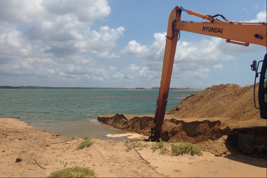Vitória (ES) - Abertura da barra sul da foz do Rio Doce, em Regência, O trabalho visa a redução dos impactos por causa do rompimento da barragem em Mariana (MG) (Divulgação prefeitura de Linhares)