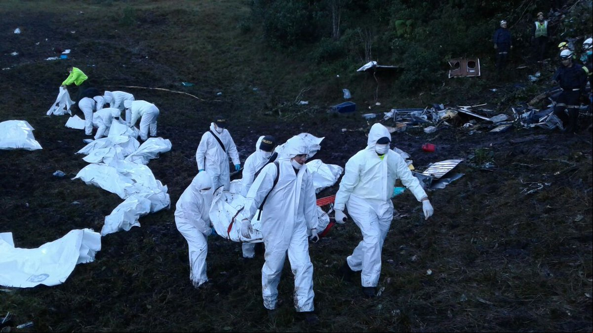 equipe de branco resgata corpo