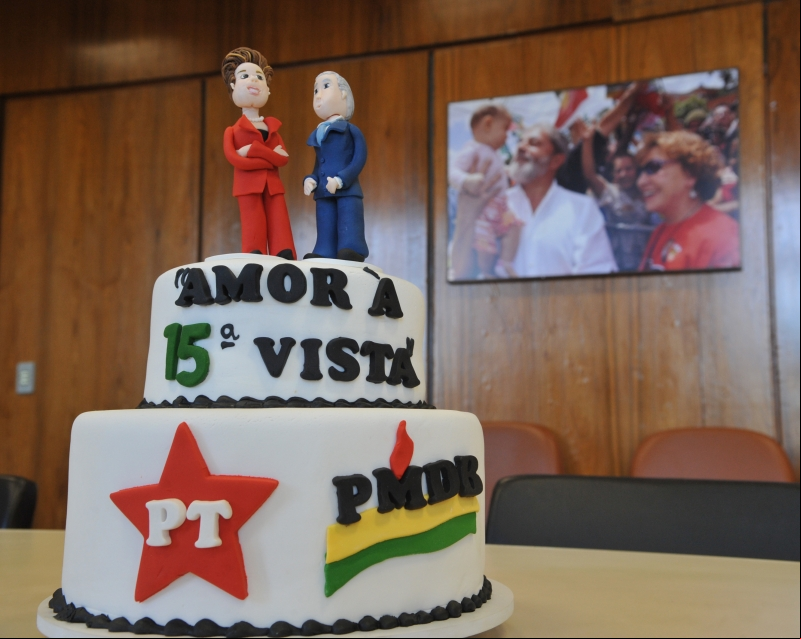 Bolo marca união entre PT e PMDB
