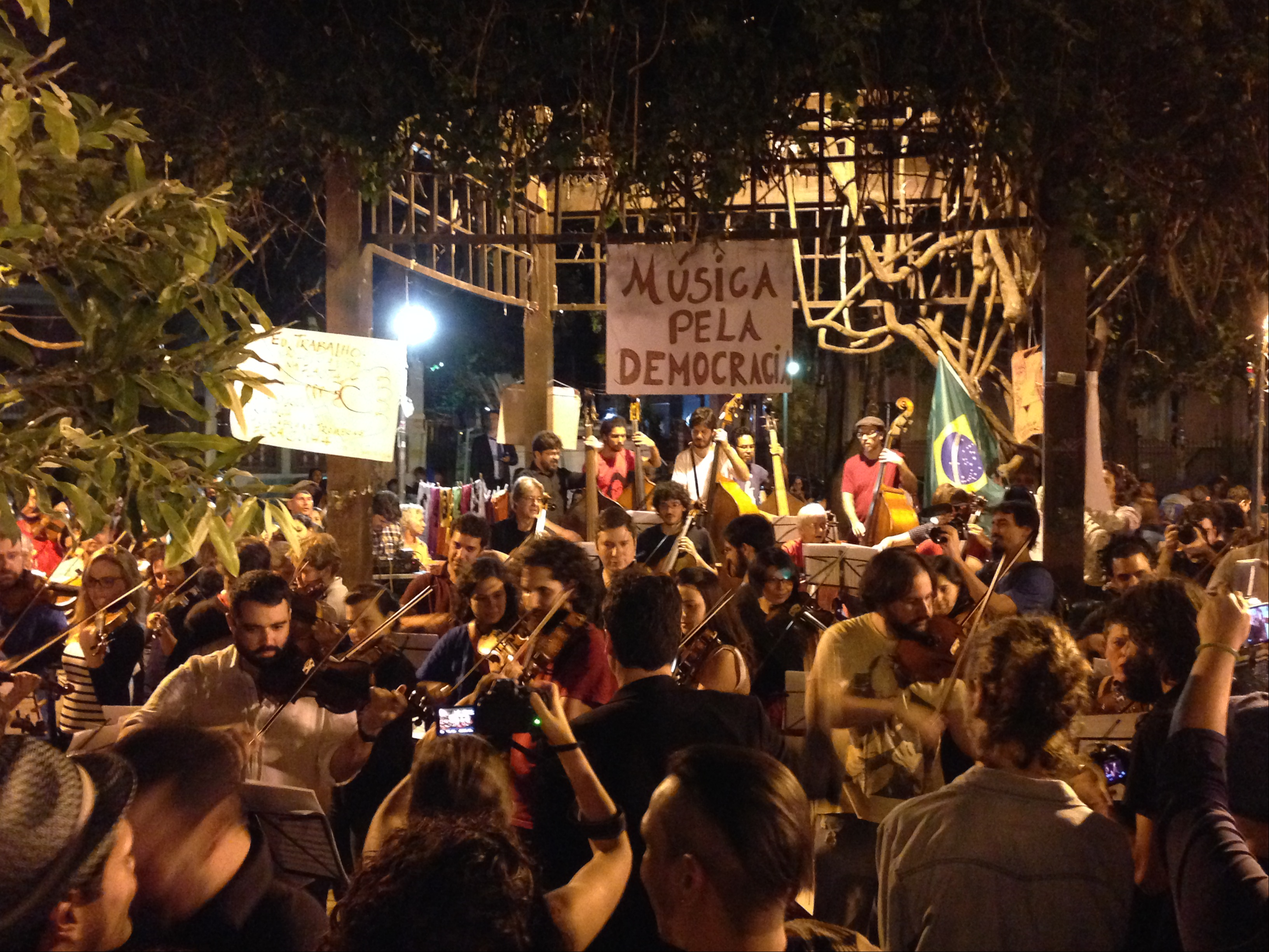 Ato contra o impeachment reúne músicos de orquestras no Rio