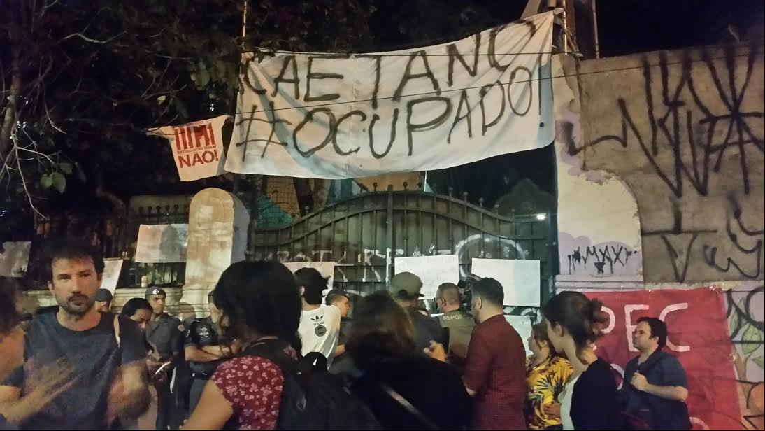 Em SP, alunos desocupam escola invadida em protesto contra reforma do ensino médio