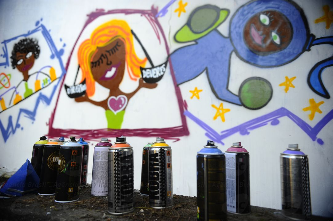 Jovens decoram com grafites temáticos os muros do Conselho Estadual dos Direitos da Mulher em lembrança ao Dia Internacional de Combate à Violência Contra a Mulher 