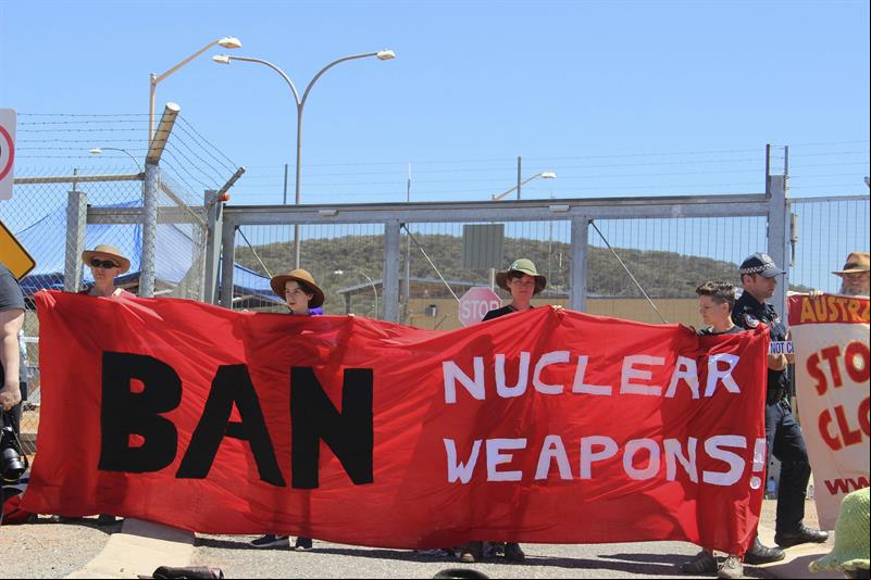 Ativistas carregam faixa que pede a abolição das armas nucleares