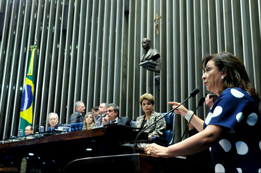 Senadora Kátia Abreu discursa em favor de Dilma Rousseff
