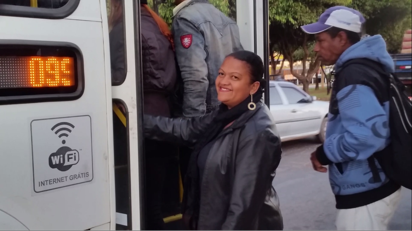 Maria Sales sobe no ônibus lotado