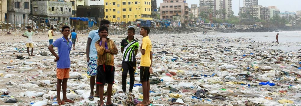 Em alguns lugares do mundo a poluição por plásticos é simplesmente catastrófica, como nesta praia em Mumbai, na Índia