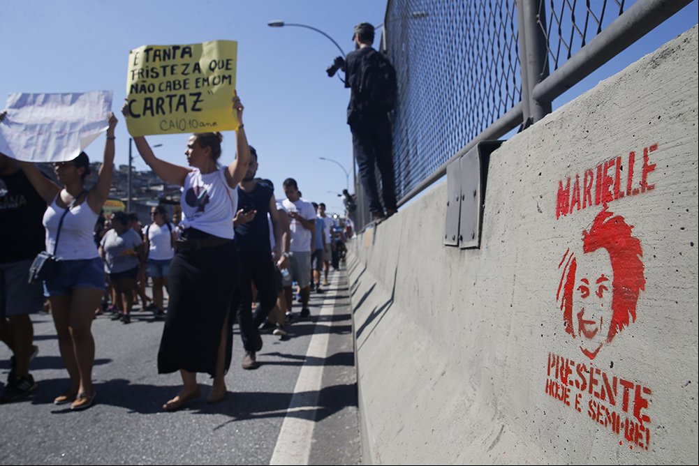 Rio de Janeiro - Moradores da Maré e outros bairros protestam contra os assassinatos de Marielle Franco e Anderson Pedro Gomes (Fernando Frazão/Agência Brasil) 