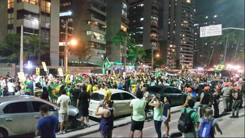 Manifestação contra Dilma e Lula ocupa avenida litorânea no Recife
