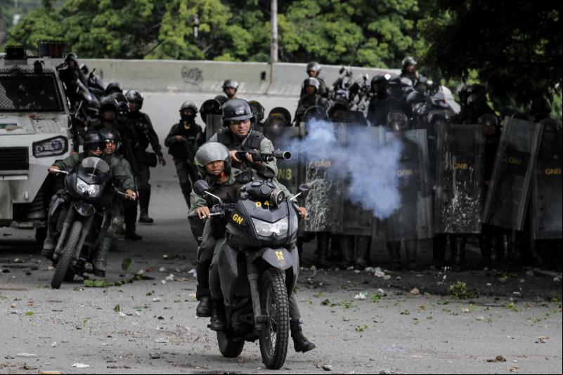 Caracas - Confronto entre a Guarda Nacional Venezuelana e a população na véspera da votação da Assembleia Constituinte (Miguel Gutierrez/Agência Lusa)